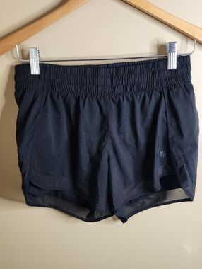 Athleta Mesh Racer Run Short 4" shorts in black. Size XS. #291742